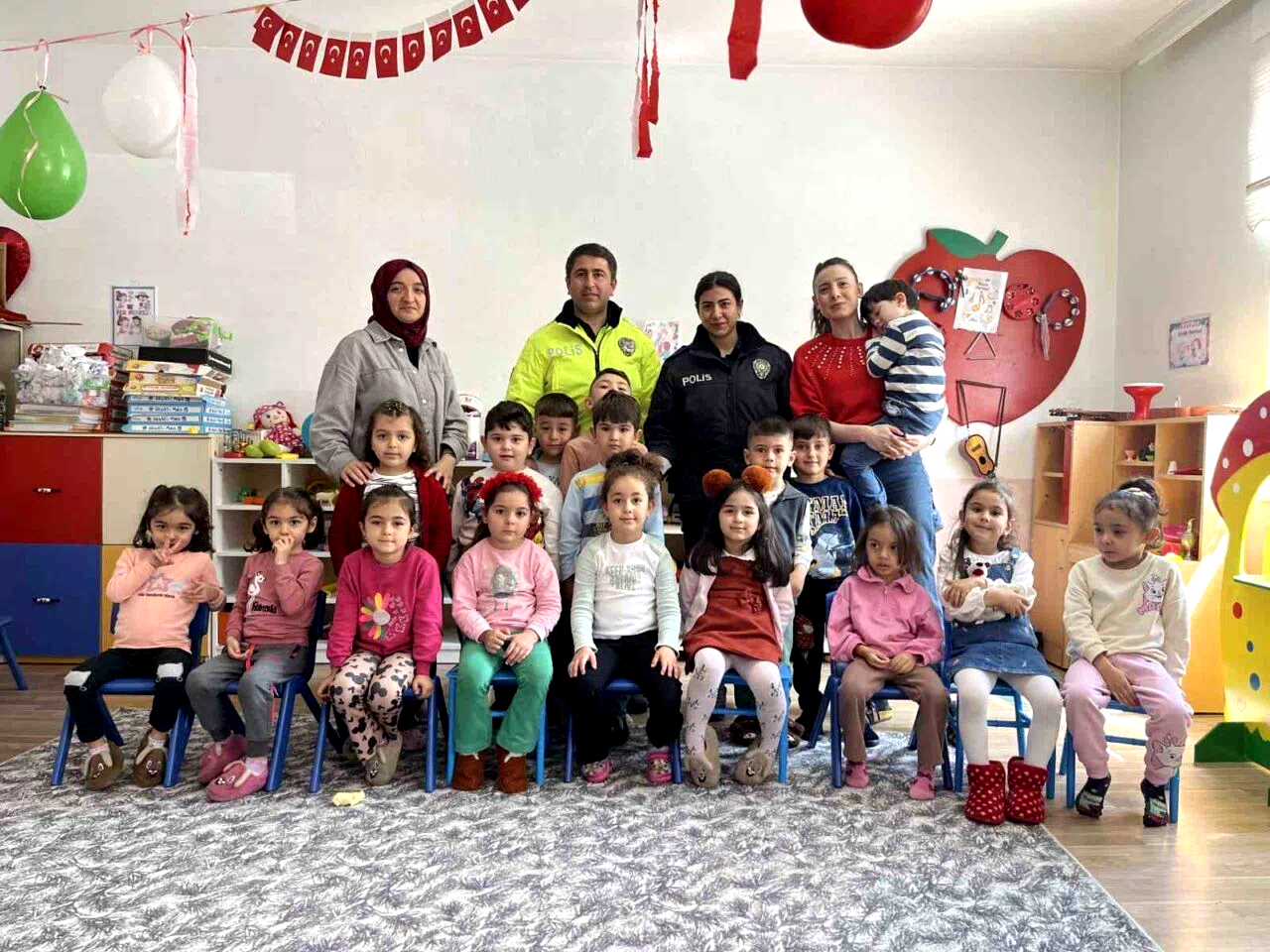Ordu’da anasınıfı öğrencilerine trafik eğitimi verilerek polislik mesleği tanıtıldı