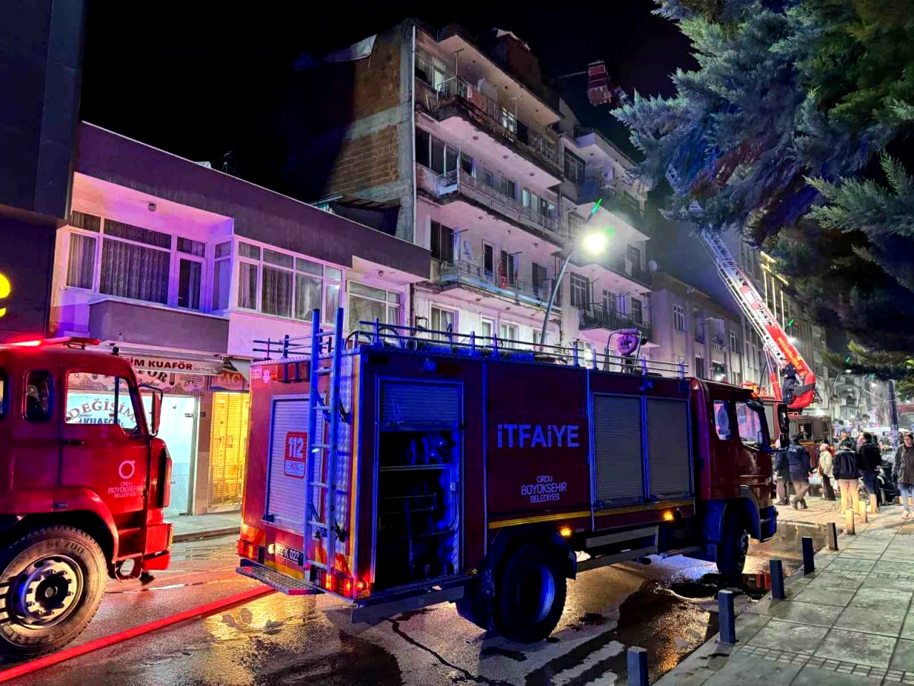 Ordu’da çatı katı yangını: 5 kişi asansörlü araçla tahliye edildi