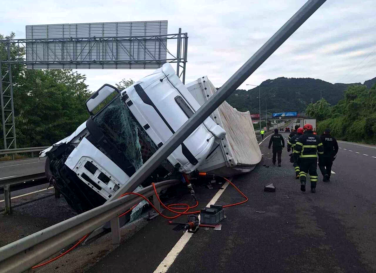 Ordu’da çay yüklü tır devrildi: Sürücü kolu koptu