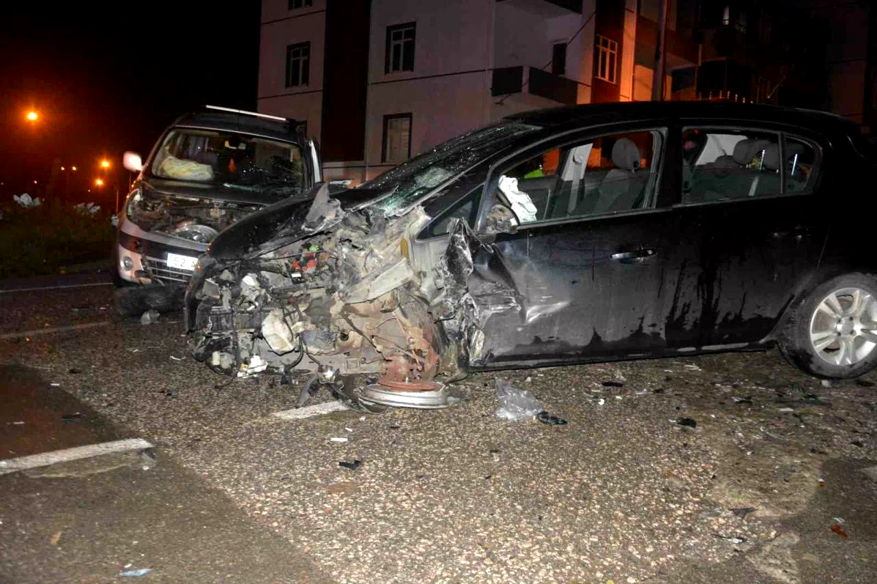 Ordu’da hafif ticari araç ile otomobil kafa kafaya çarpıştı: 1 ölü, 4 yaralı
