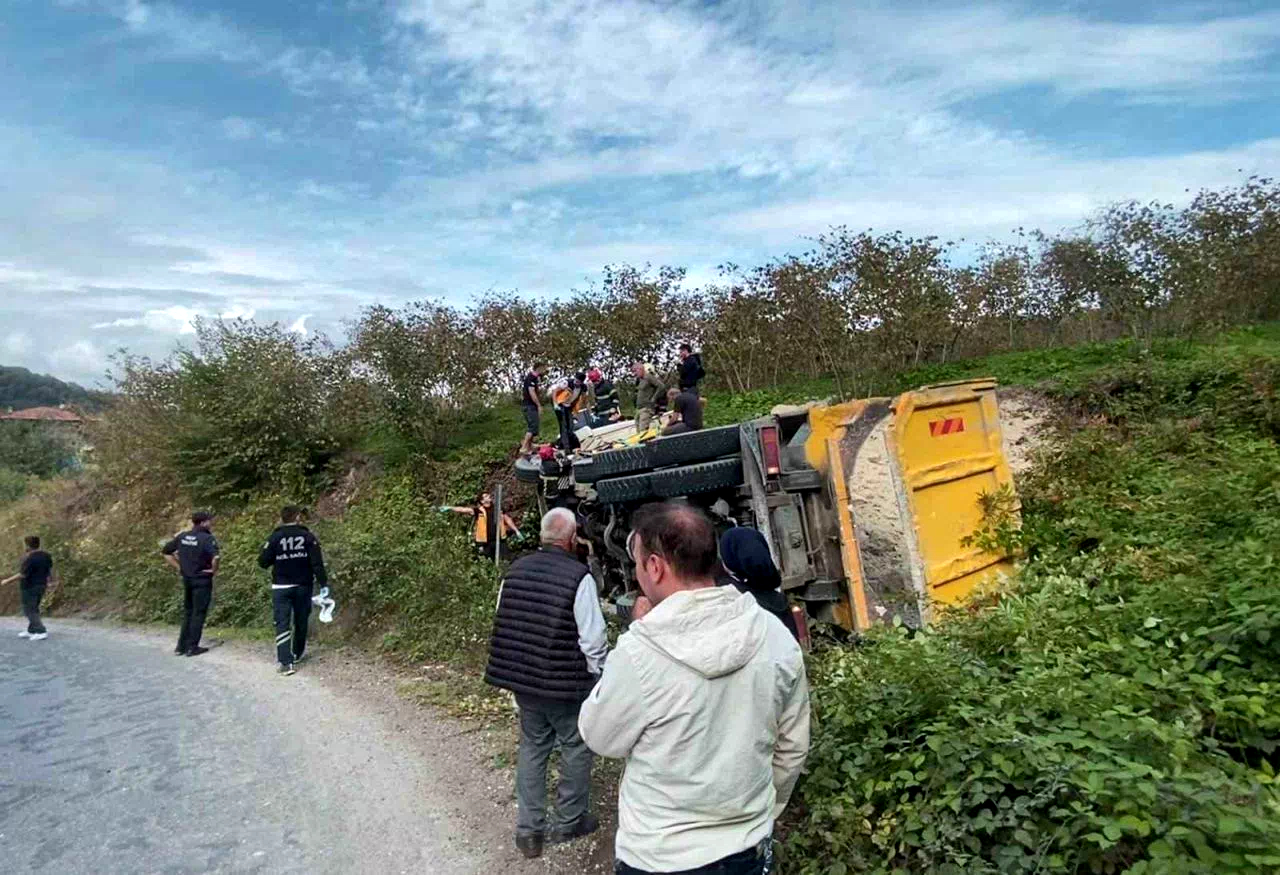 Ordu’da kil yüklü kamyon devrildi: 2 yaralı