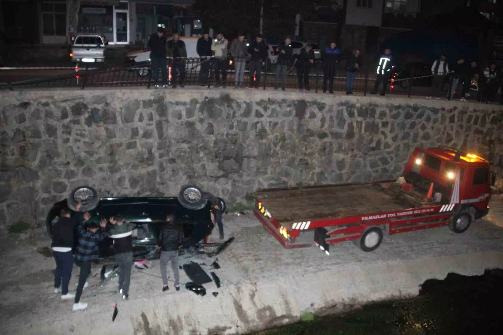 ORDU’DA OTOMOBİL DERE YATAĞINA YUVARLANDI: 2 YARALI
