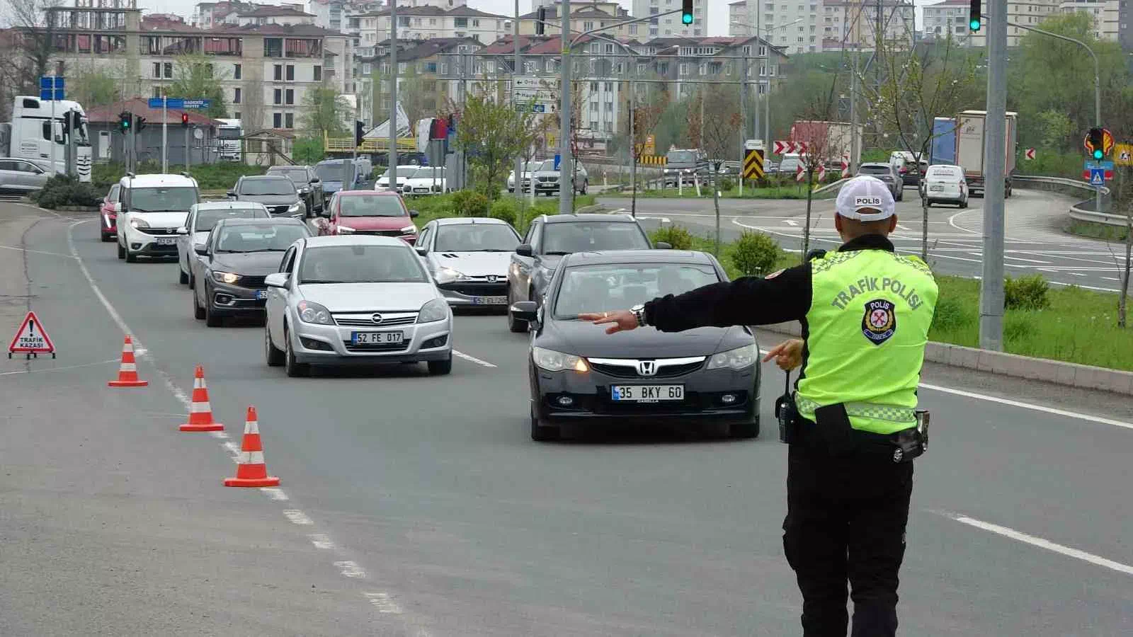 Ordu’da polis ekipleri sürücüleri uyardı. -Trafik denetimlerinde 346 personel yer aldı. -Sürücüler ve yolcular, trafik kuralları konusunda bilgilendirildi. -Denetime tabi tutulanlar, tedbirlerin önemini vurguladı.