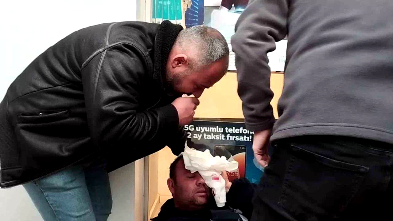 Ordu’da rüzgarda düşen tabela kafasına çarpan belediye işçisi yaralandı