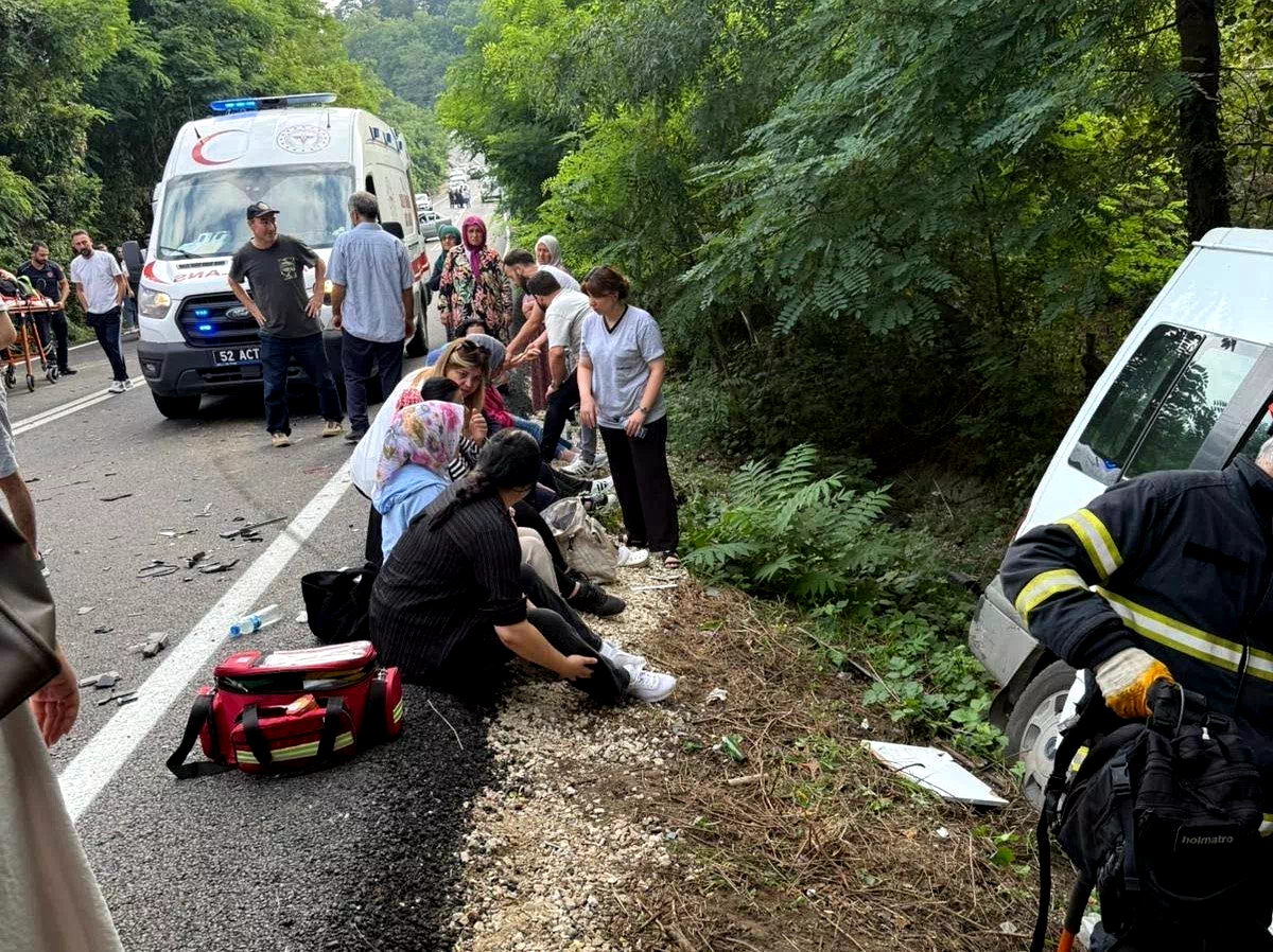 Ordu’da servis minibüsü kaza yaptı: 15 yaralı