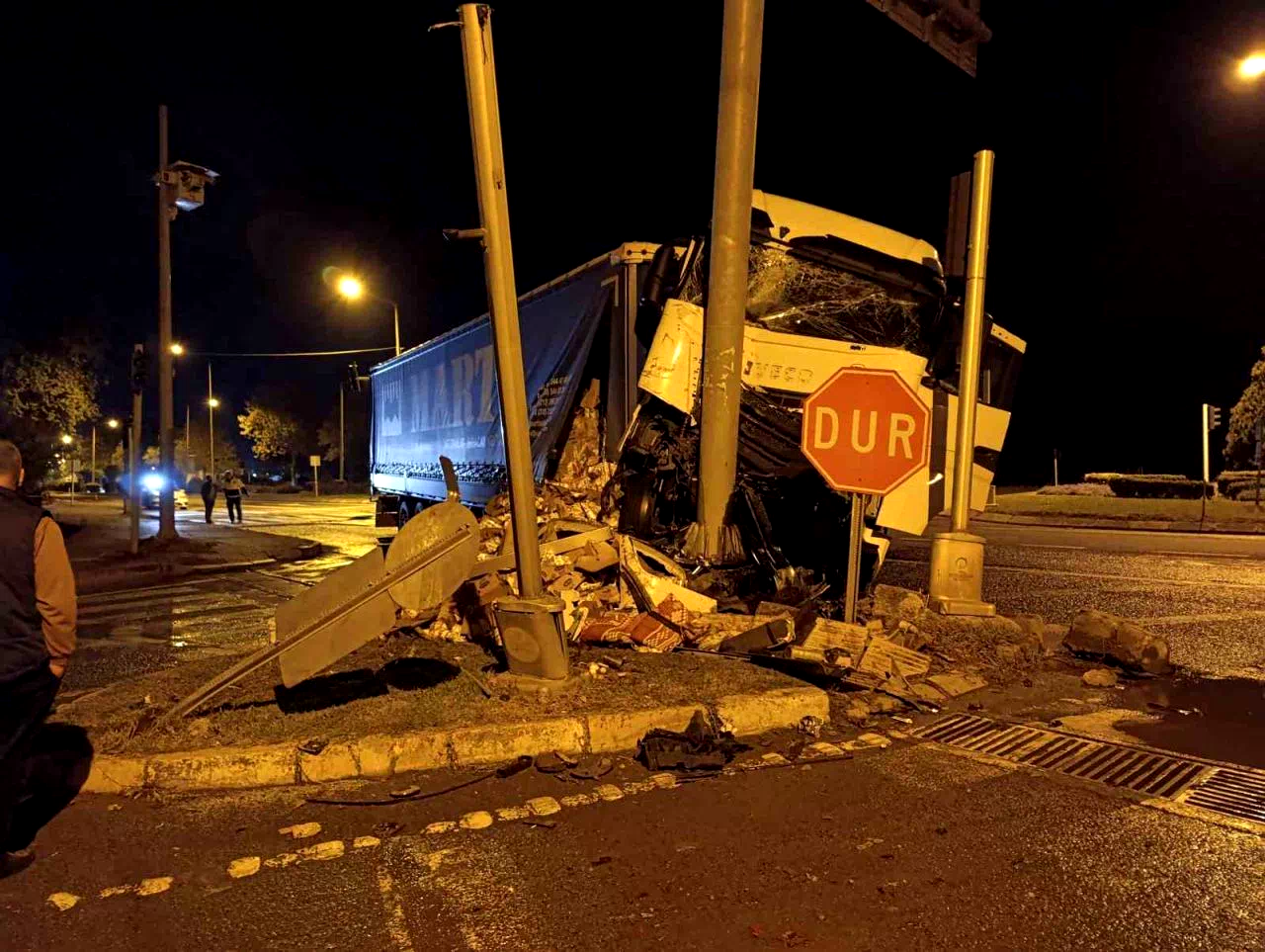 Ordu’da süt yüklü tır ve otomobil çarpıştı: 2 yaralı