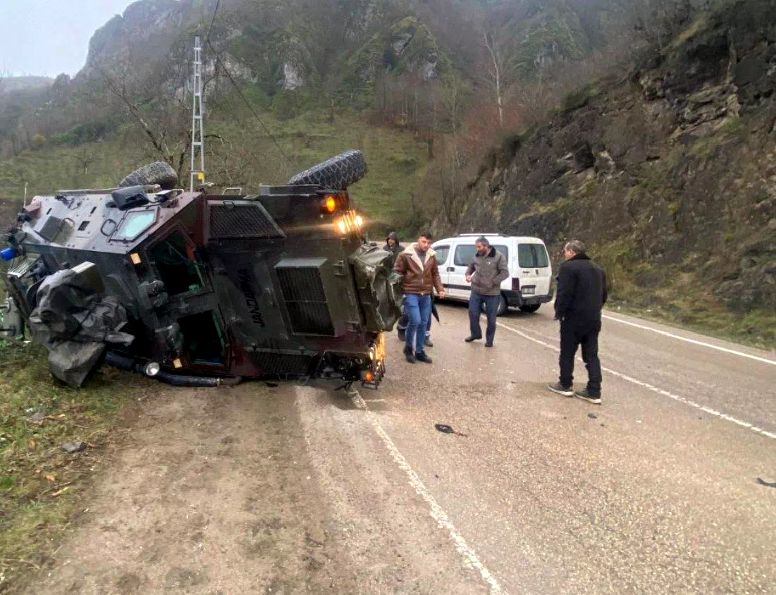 Ordu’da ticari araçla çarpışan askeri araç devrildi