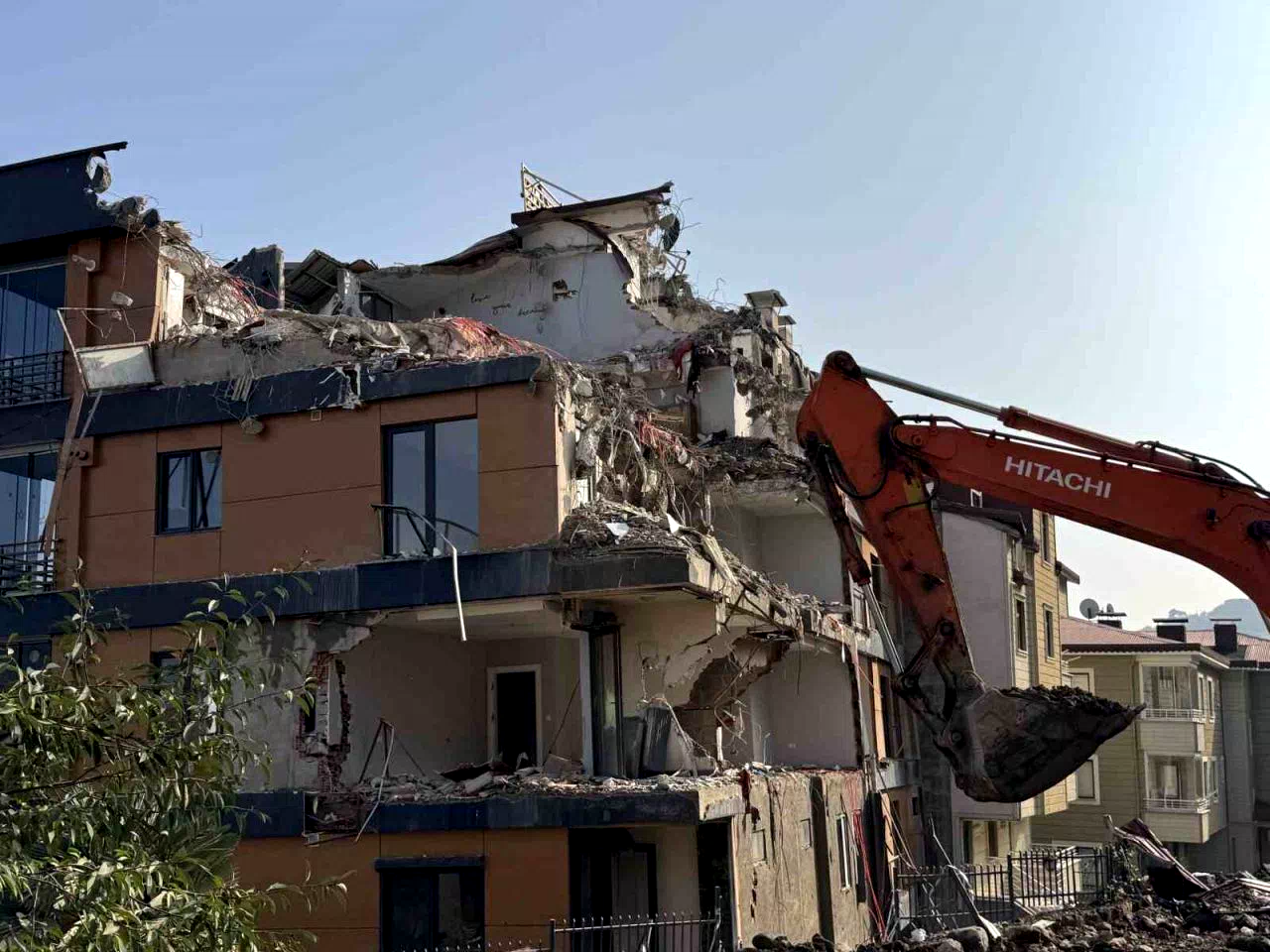 Ordu’da zemini kayan ve çatlaklar oluşan bina yıkılıyor