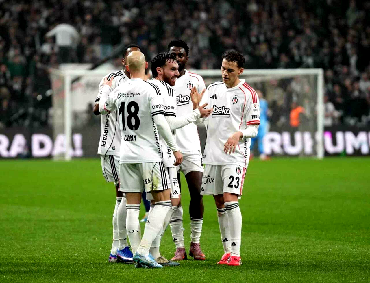 Orkun Kökçü gollerine devam ediyor