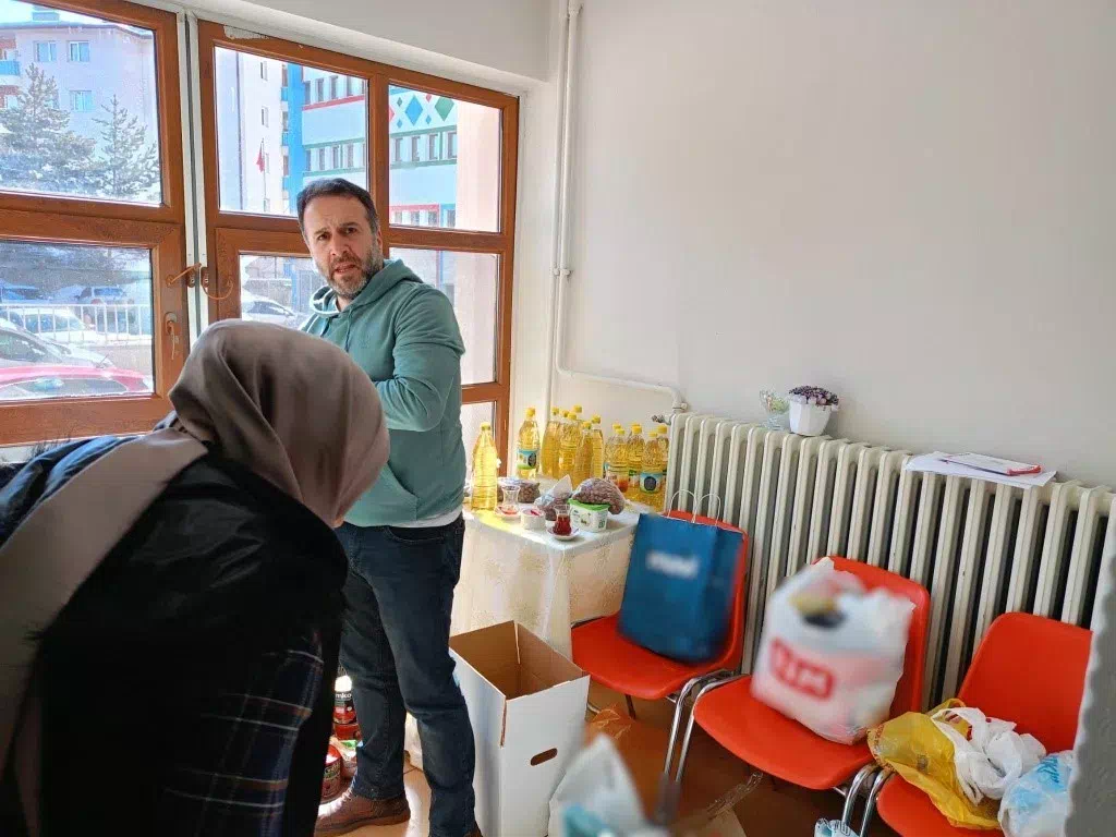 Ortaokul öğrenci ve öğretmenlerinden oluşan bir grup, Ramazan kolilerini ihtiyaç sahiplerine ulaştırmak için seferber oldu.