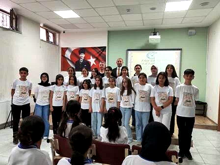 Ortaokul öğrencilerinden “Kalpten kaleme, kalemden sahneye” şiir dinletisi