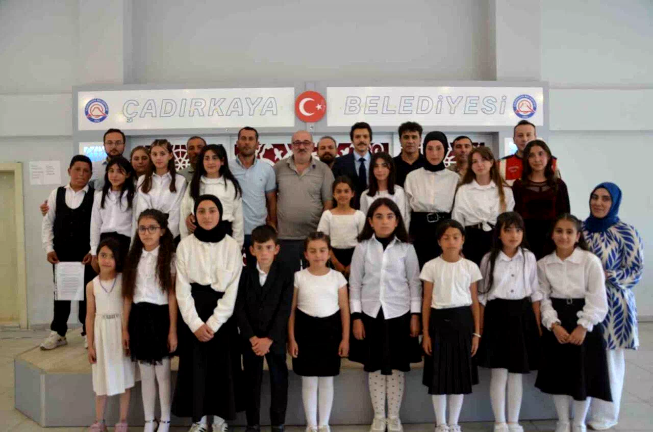 Ortaokul öğrencilerinden şiir programı