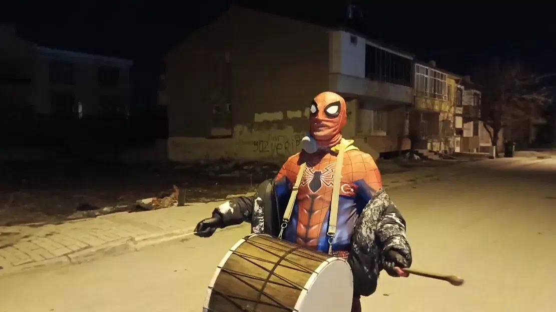 Örümcek Adam Kostümlü İki Gencin Sahur Sürprizi