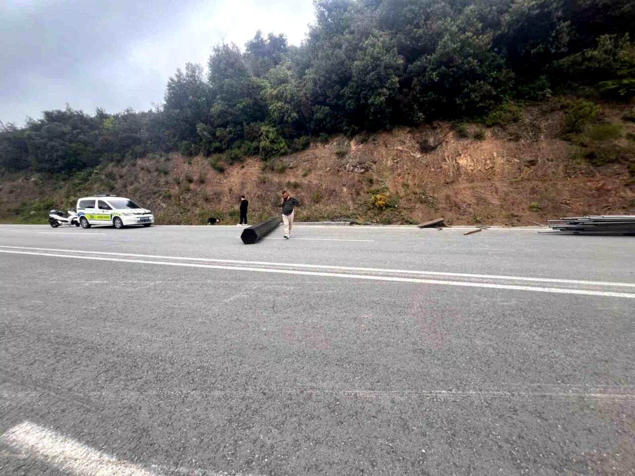 OSB yolunda kontrolden çıkan tır devrildi: 1 yaralı