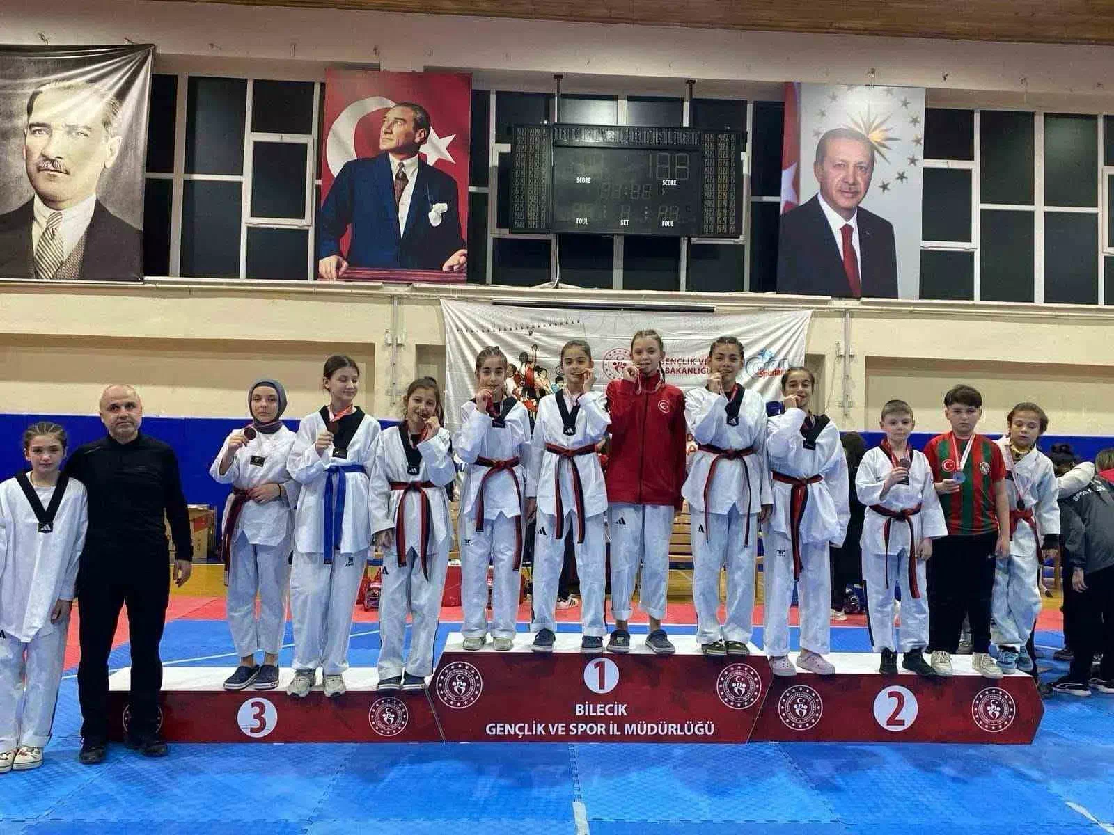 Osmaneli Atatürk Ortaokulu Taekwondo Takımı 11 Madalyayla Parlıyor