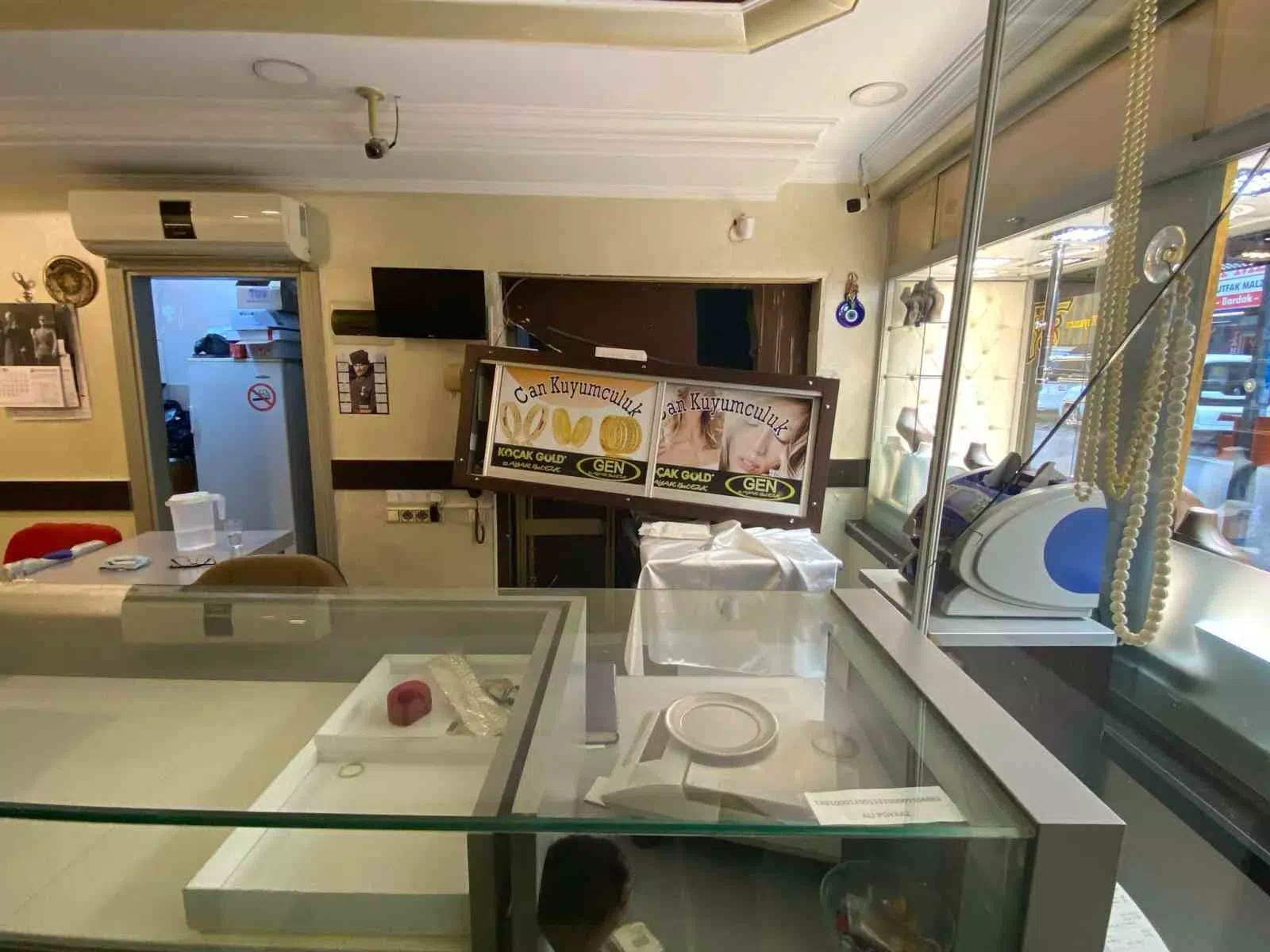 Osmaniye’de Hırsızın Cami Duvarını Delerek Soyduğu Kuyumcu Güvenlik Kamerasında