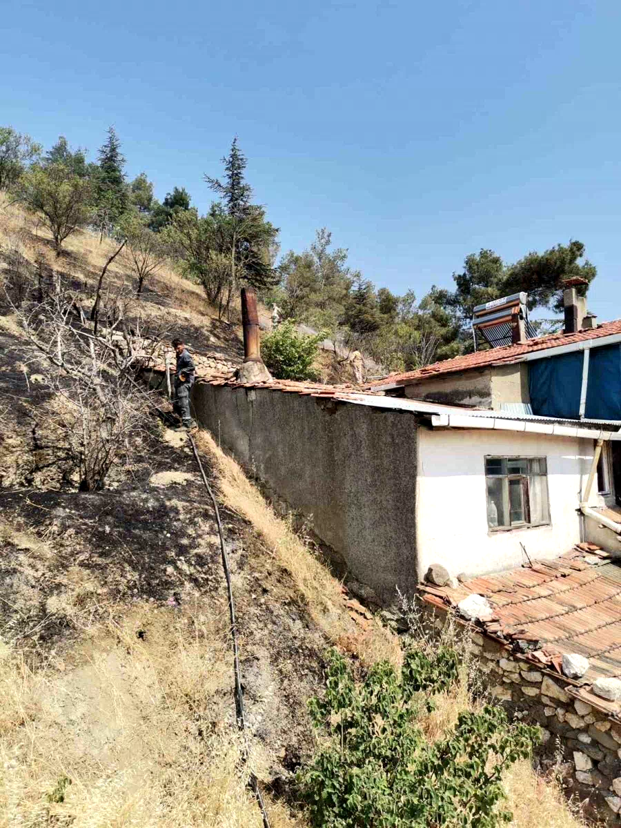Otluk alanda çıkan yangın eve sıçramadan söndürüldü