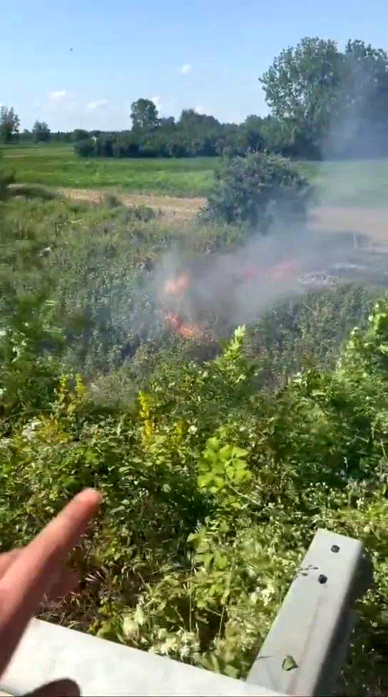 Otluk alanda çıkan yangın, kara yolunu kapladı