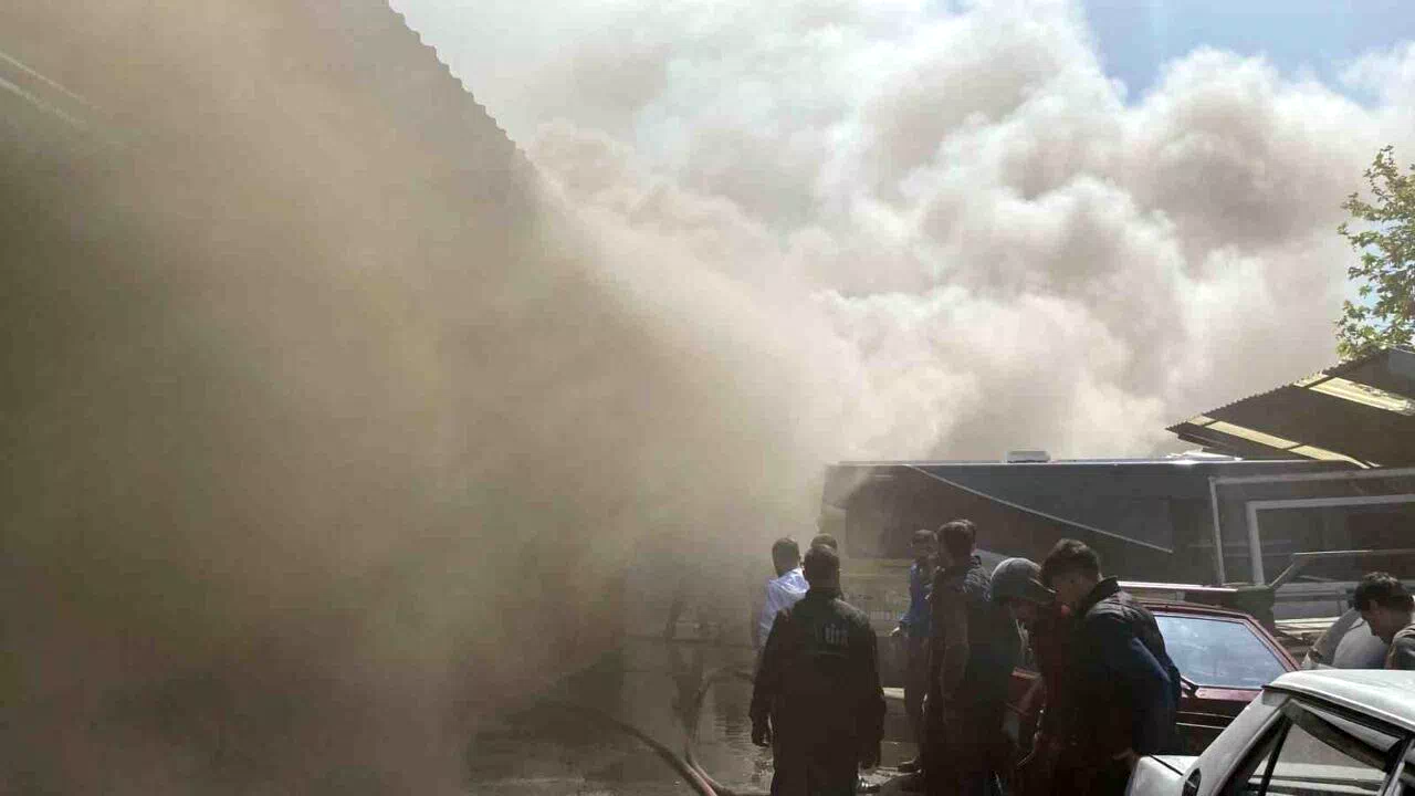 Oto kilit dükkanında çıkan yangında göz gözü görmedi