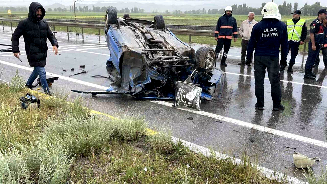 Otobüs ve tıra çarpan otomobil takla attı: 1 ölü, 4 yaralı