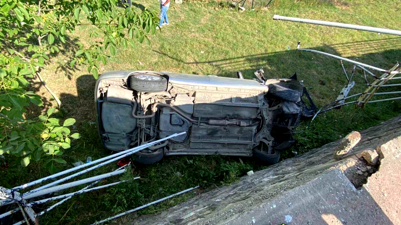 Otomobil 2 metre yükseklikten düştü: Sürücü kazayı yara almadan atlattı
