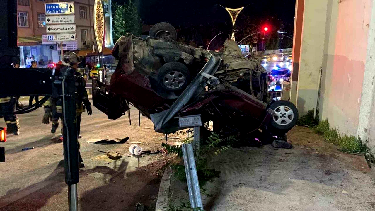 Otomobil, çarptığı bariyerde asılı kaldı: 2 ölü
