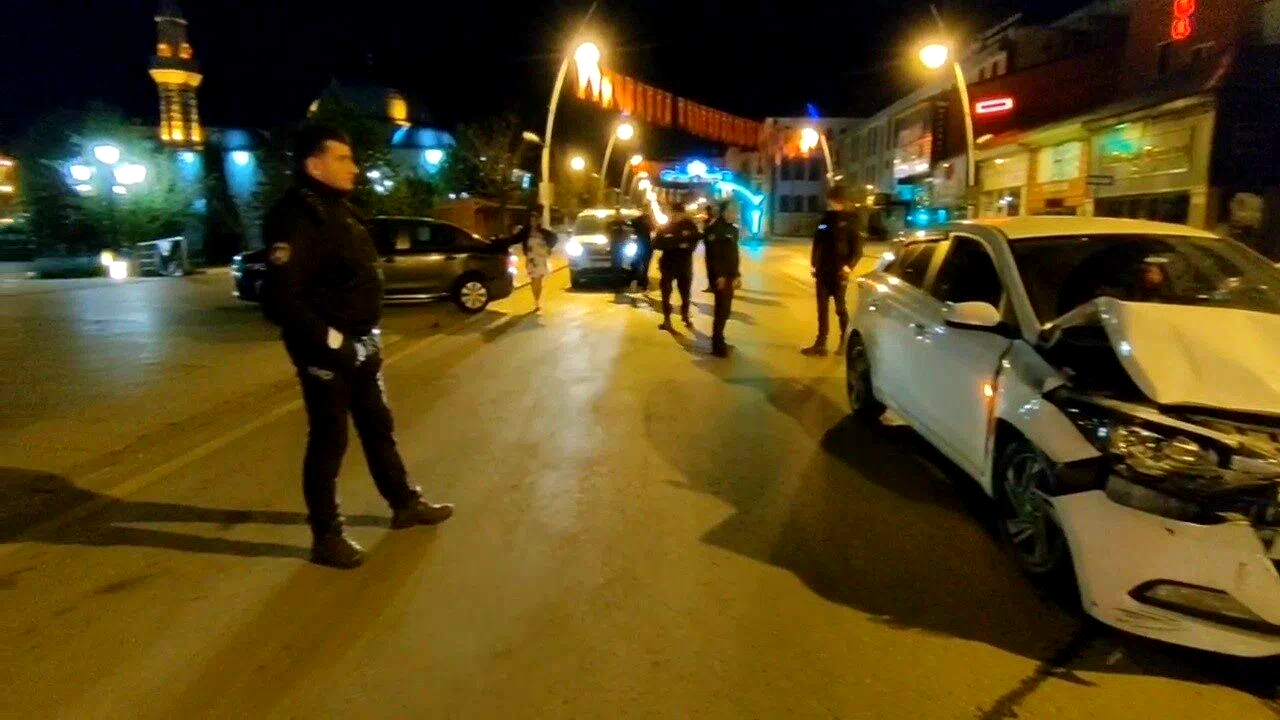 Otomobil içerisindeki tartışma kazaya neden oldu