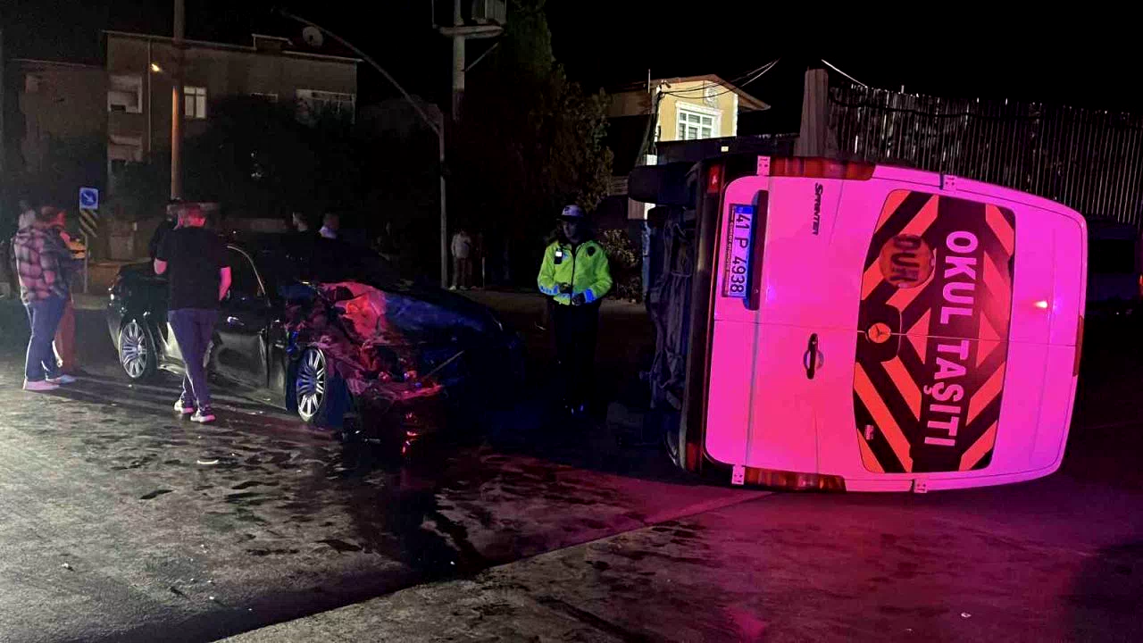 Otomobil ile çarpışan servis minibüsü devrildi: 1 yaralı