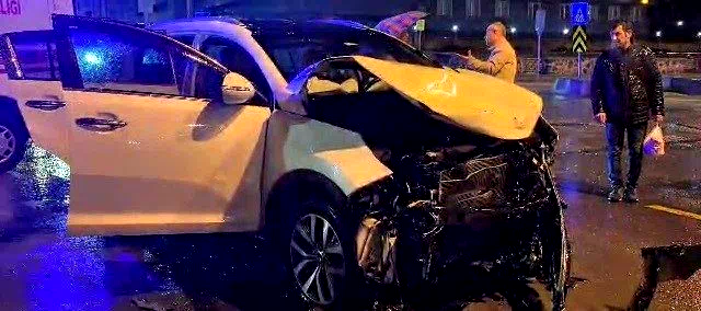 Otomobil ile halk otobüsü çarpıştı: 1 yaralı