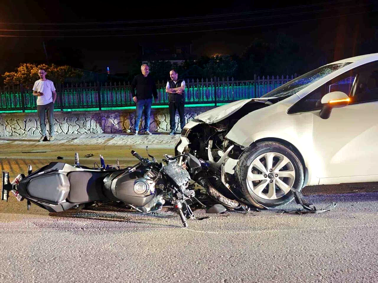 Otomobil ile kafa kafaya çarpışan motosiklet sürücüsü yaralandı