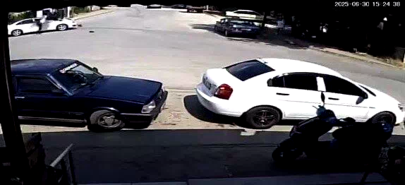 Otomobil ile motosikletin çarpıştığı kaza kamerada