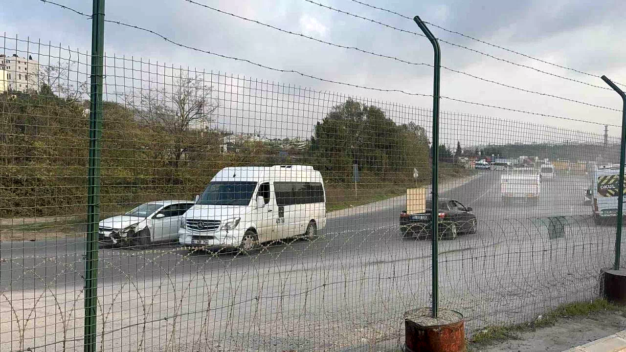 Otomobil ile servis çarpıştı: 1 yaralı