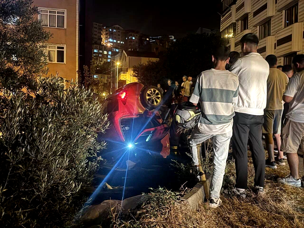 Otomobil kömürlüğe düştü, sürücü hafif yaralandı