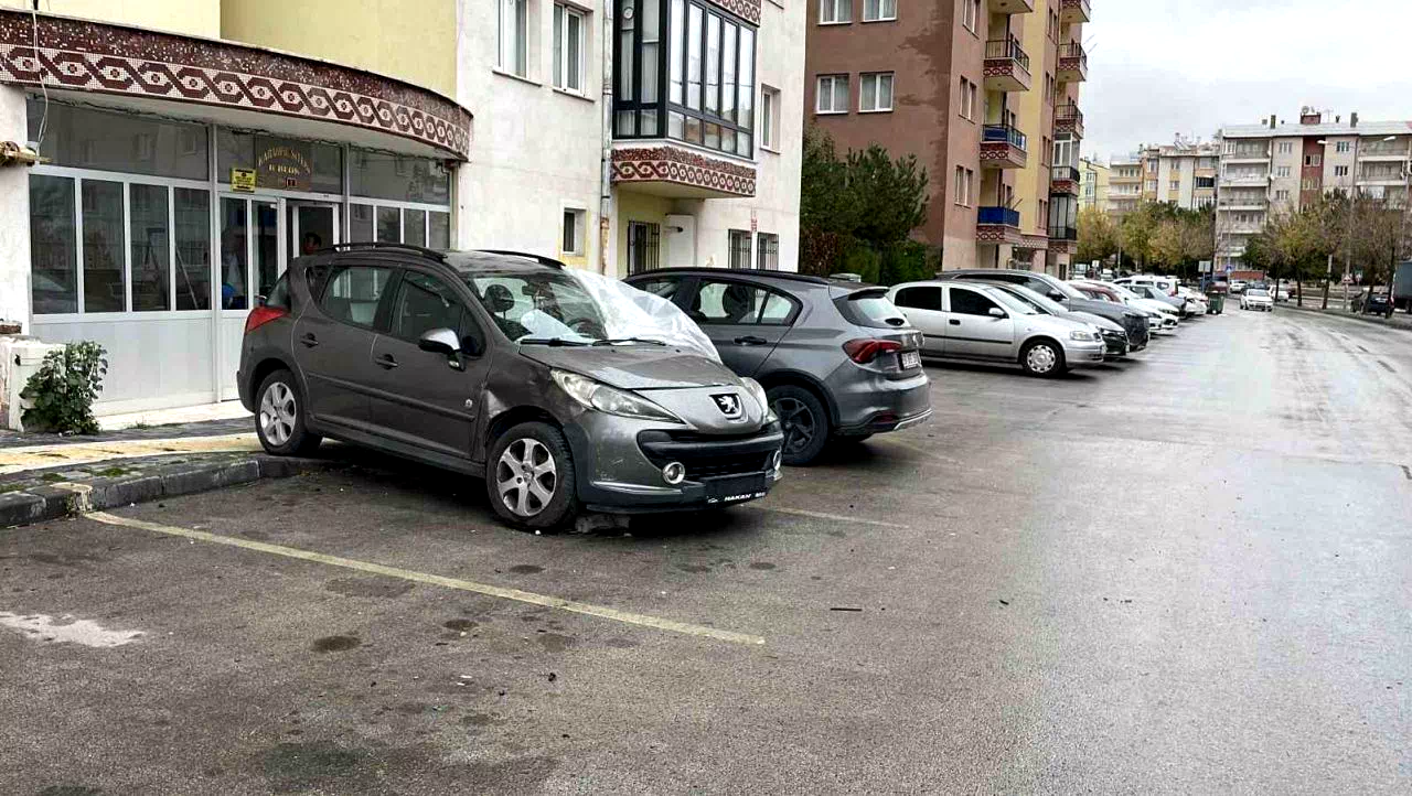 Otomobil kontrolden çıktı, 5 araca çarparak durabildi