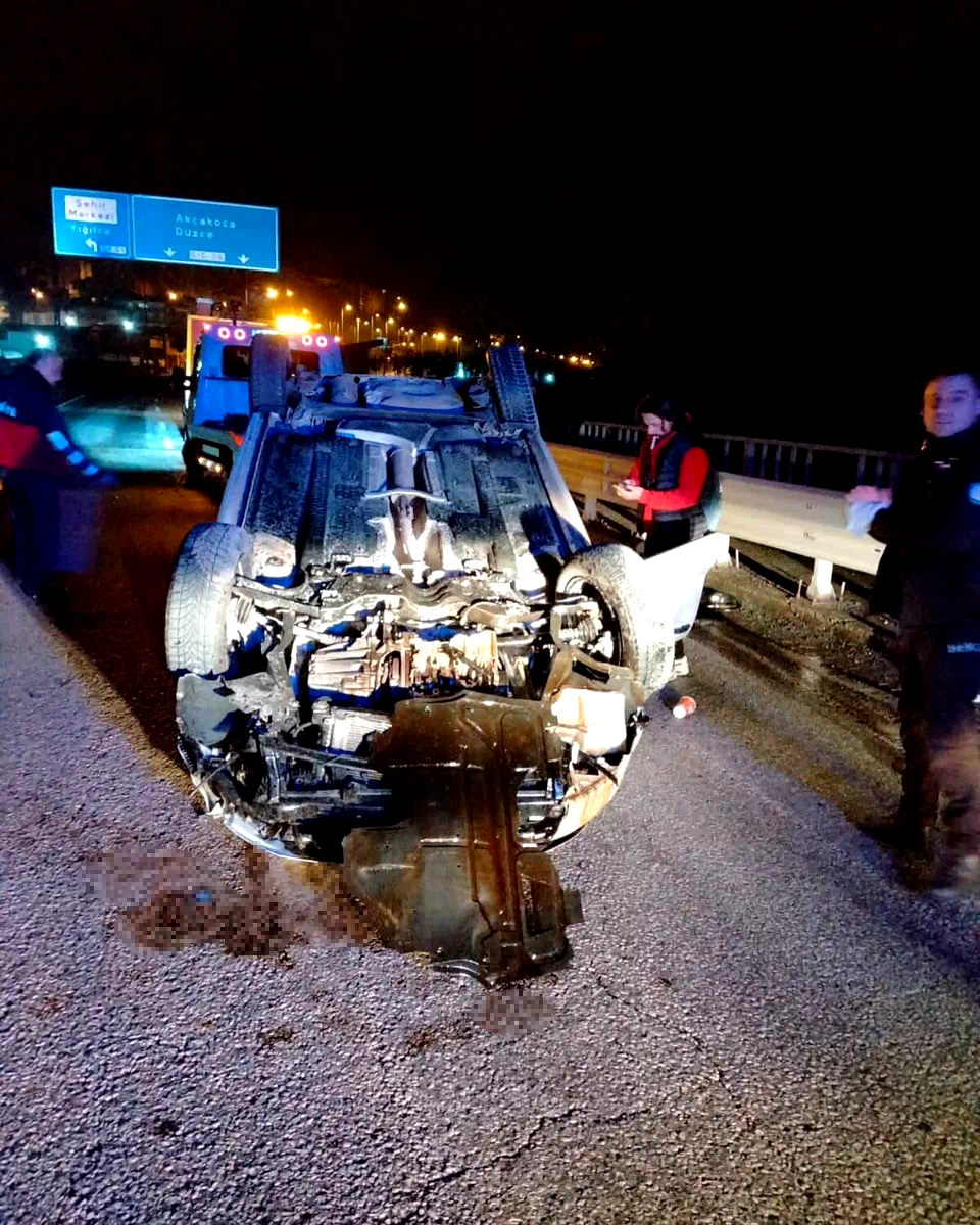 Otomobil köprü üzerinde takla attı, sürücü yara almadan kurtuldu