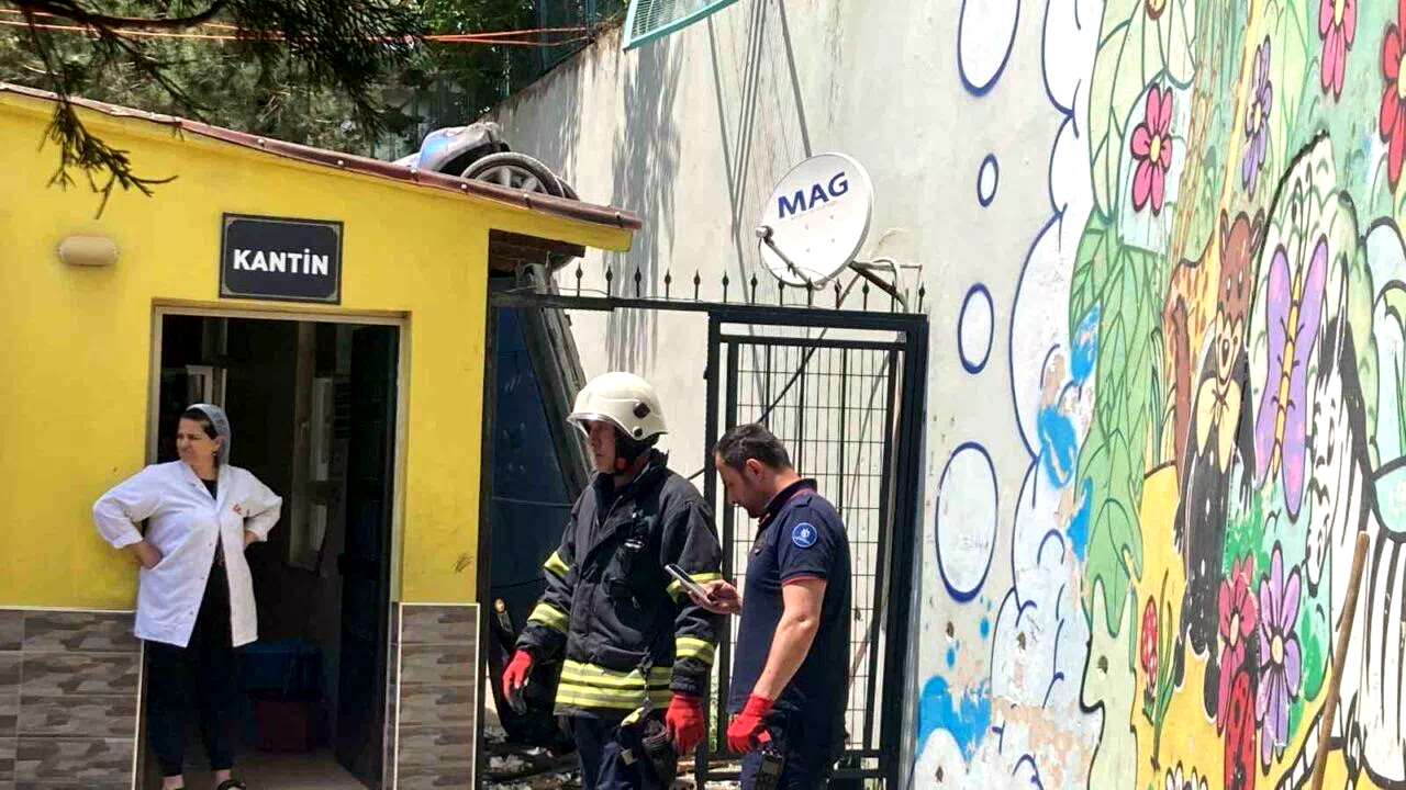 Otomobil okul bahçesine uçtu, öğrencilerin derste olması faciayı önledi: 1 yaralı