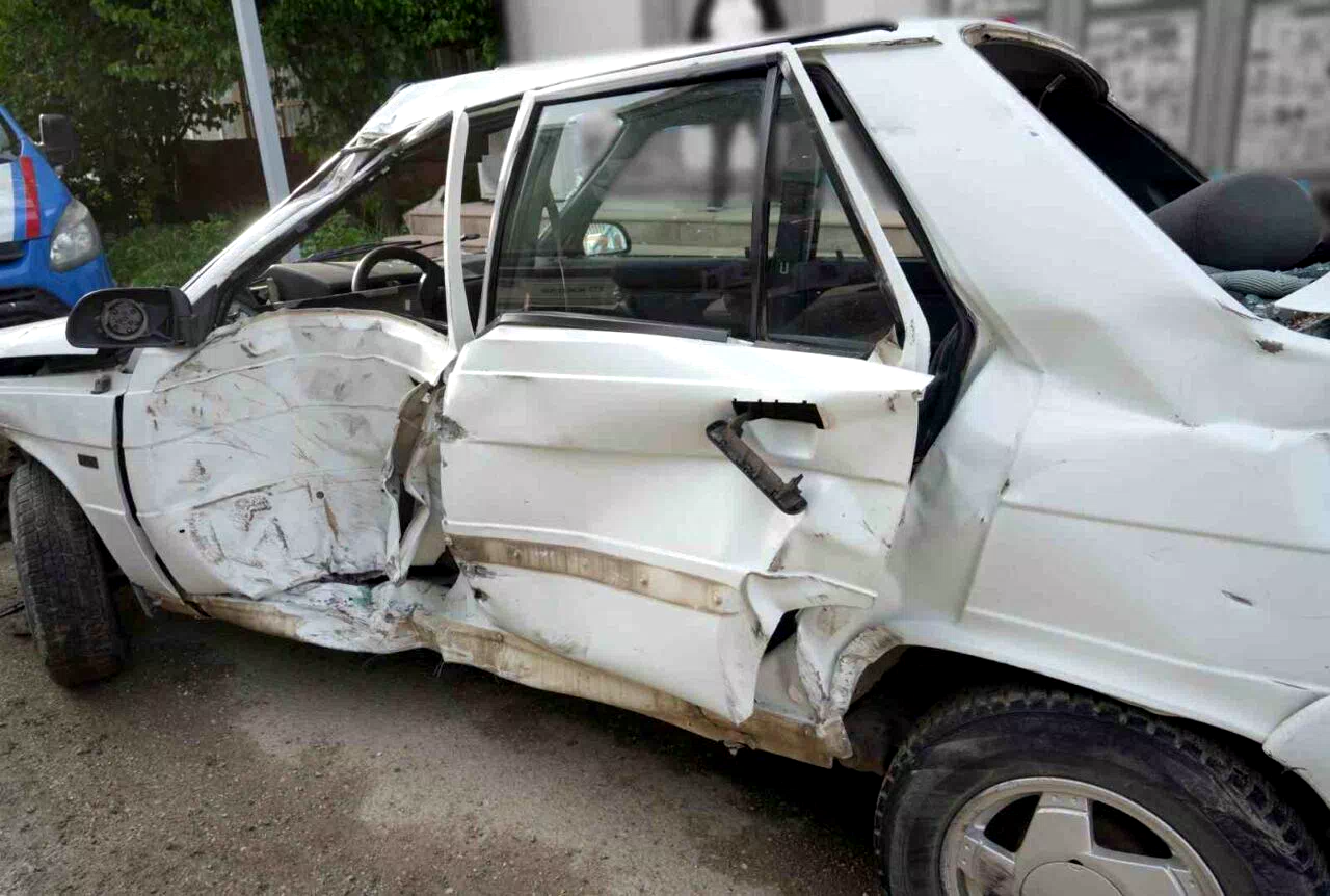 Otomobil park halindeki tıra çarptı: 2 kişi yaralandı, tır şoförü kalp krizi geçirdi