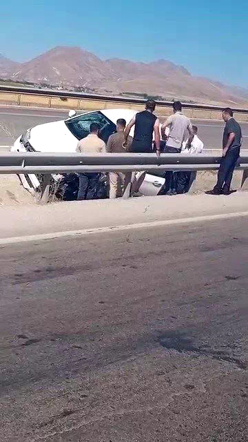 Otomobil refüjdeki boşluğa düştü