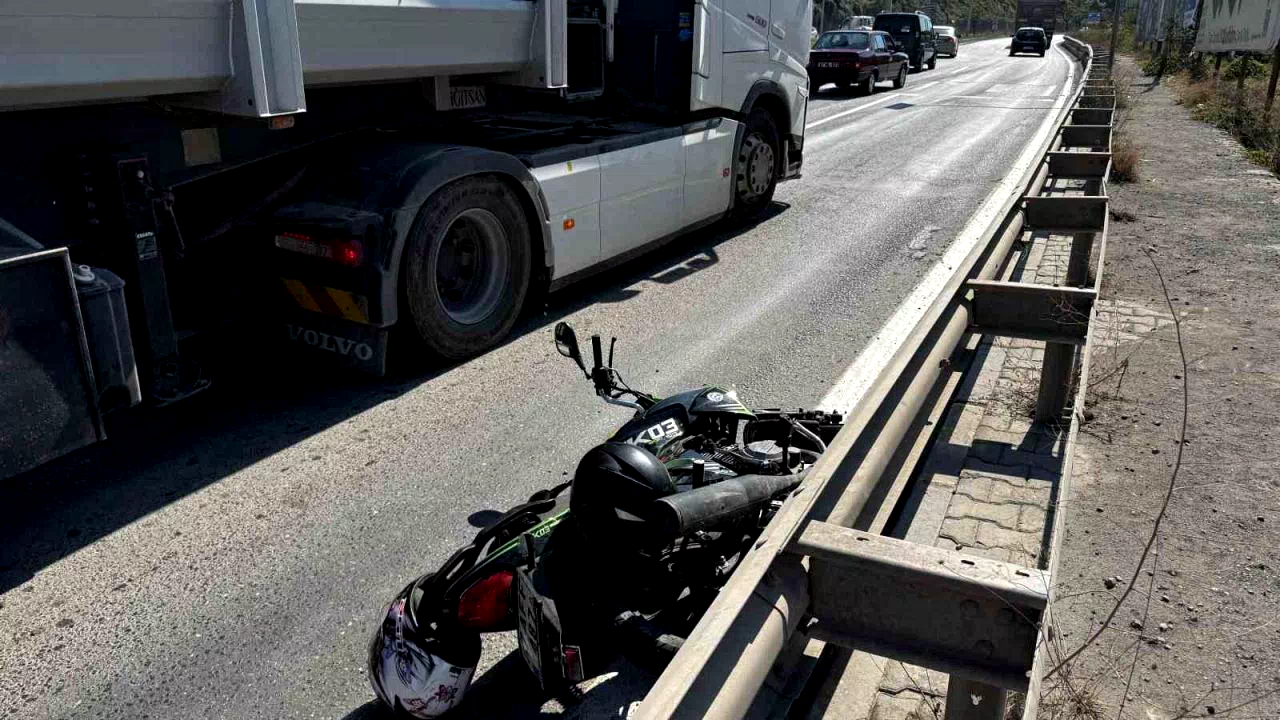 Otomobil sürücüsü motosiklete çarpıp kaçtı; 1 yaralı