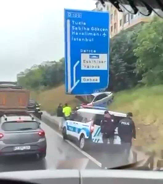 Otomobil trafik levhasına çarptı: 1 yaralı
