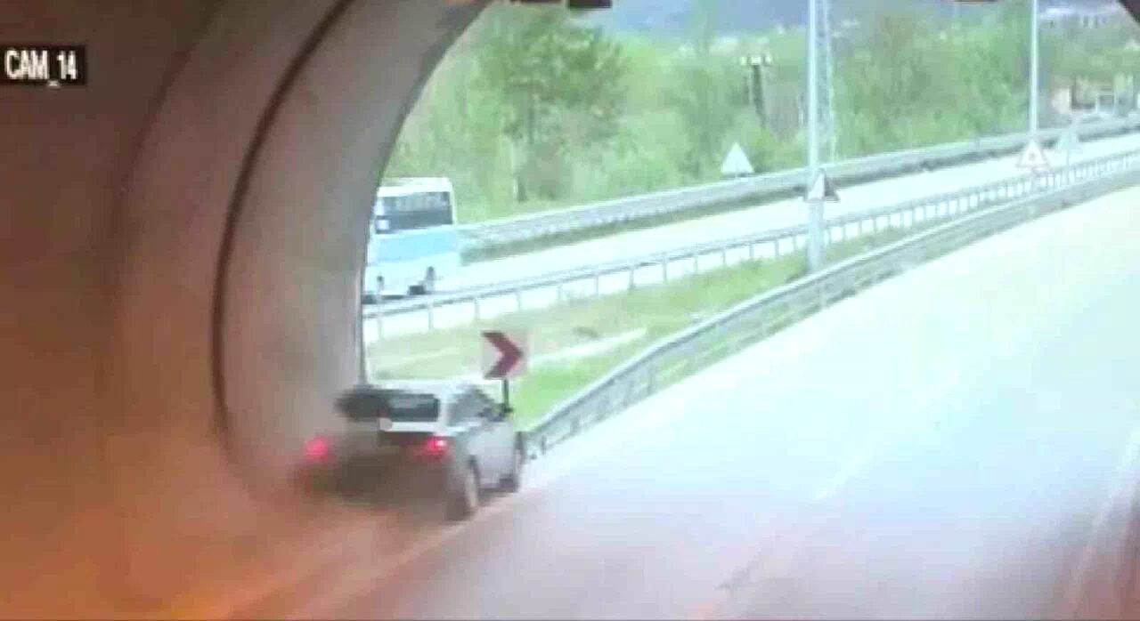 Otomobil tünel çıkışında bariyerlere çarptı: Kaza anı kamerada
