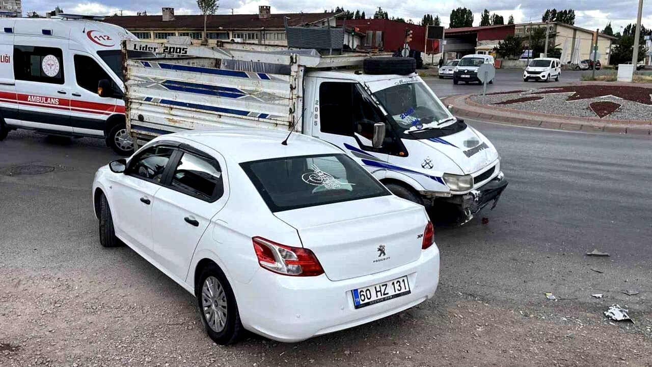 Otomobil ve kamyonet çarpıştı, 3 yaralı