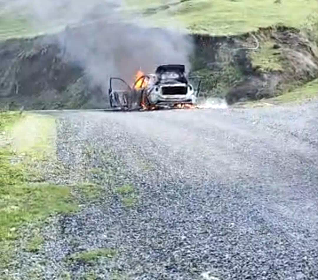 Otomobil yayla yolunda yanarak hurdaya döndü