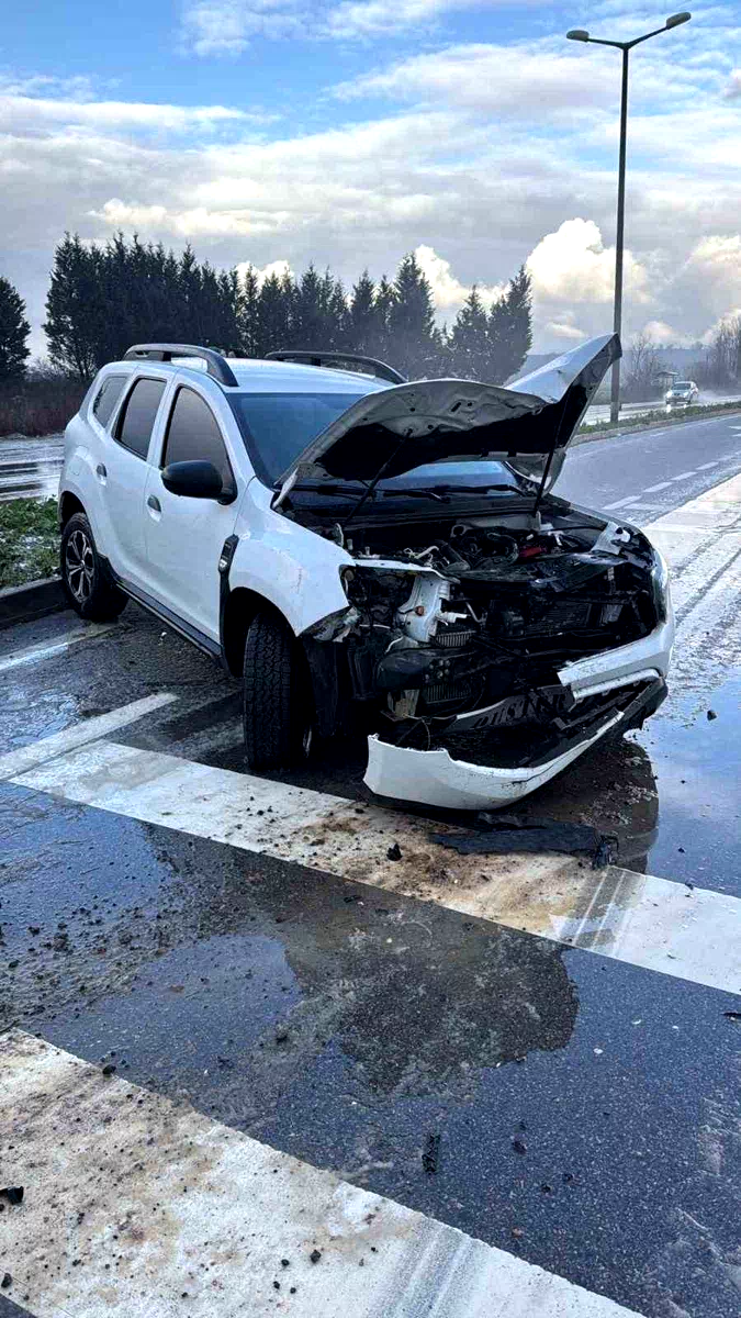 Otomobil yoldan çıkarak tabelaya çarptı: 8 kişi kazayı yara almadan atlattı