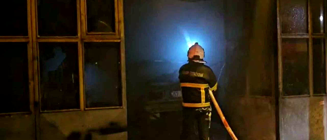 Otomobilde çıkan yangın iş yerine sıçradı