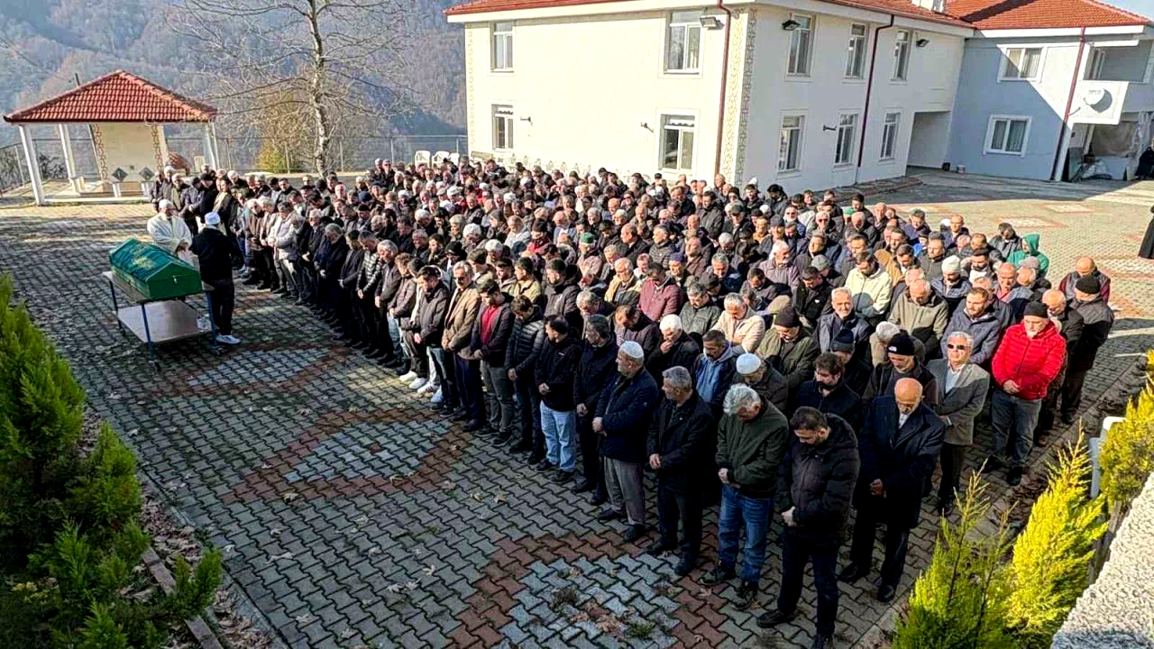 Otomobilin çarpması neticesinde hayatını kaybeden şahıs defnedildi