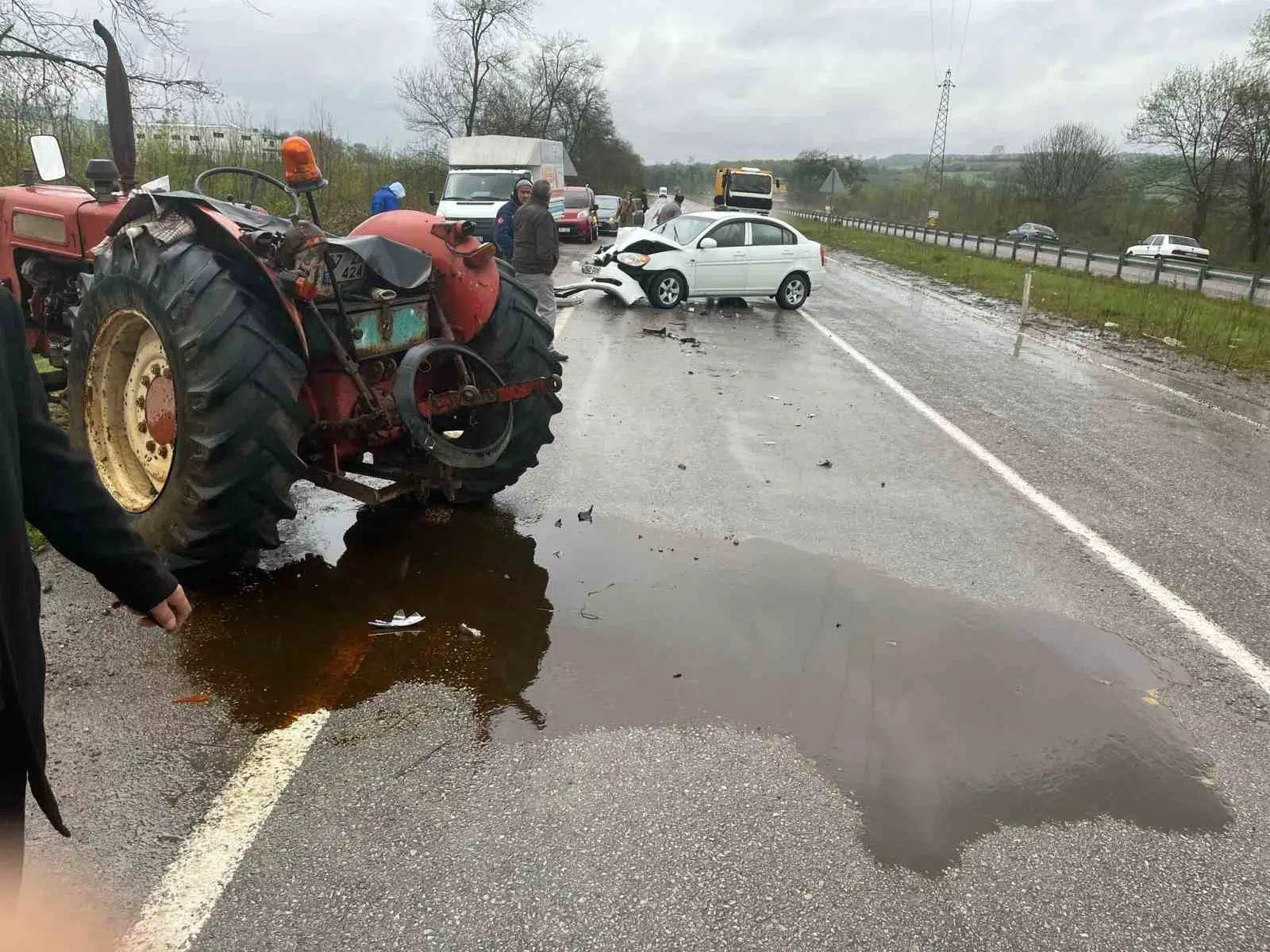 OTOMOBİLİN TRAKTÖRE ÇARPMA SONUCU MEYDANA GELEN KAZADA 2 KİŞİ YARALANDI.