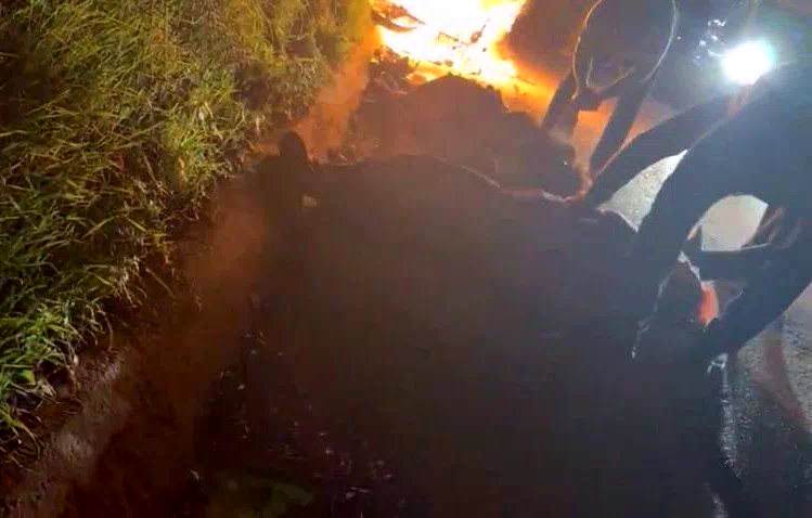 Otomobille çarpışan motosiklet alev topuna döndü: 1’i ağır 2 yaralı