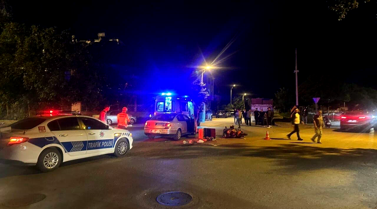 Otomobille çarpışan motosiklet sürücüsü yaralandı