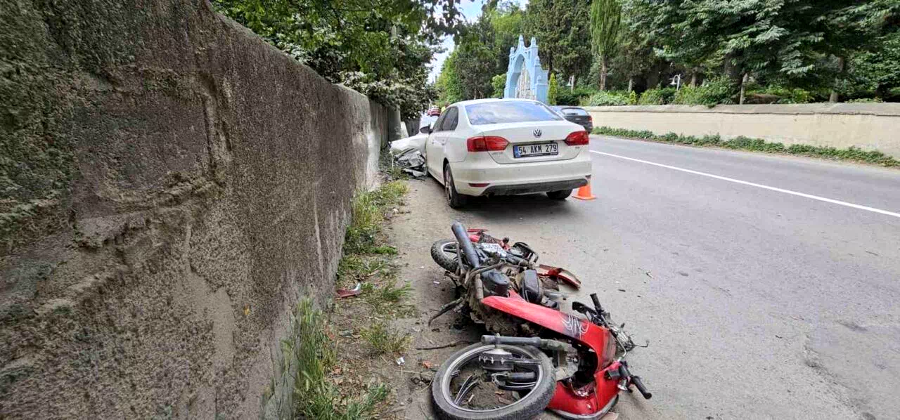 Otomobille çarpışan motosikletin sürücüsü hastanede hayatını kaybetti